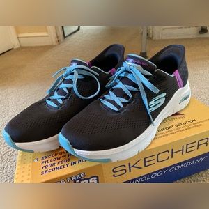 BRAND NEW Skechers Hands Free Slip-ins Arch Fit Women’s Size 9